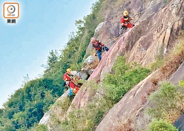 消防員在崖壁上進行搜救。