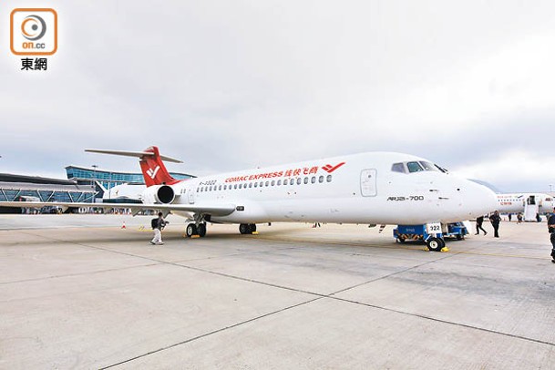 國產客機ARJ21全機長33.5米，翼展27.3米，全機高8.4 米。