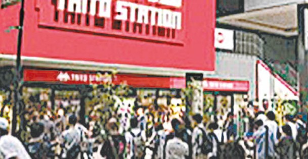 TAITO STATION的日本店人山人海。