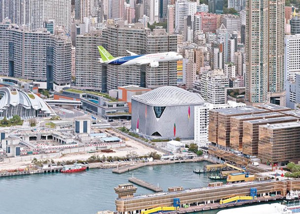 C919飛機環繞香港島兩圈。