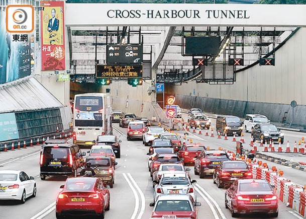 三隧頂部均設顯示屏，列出各種車輛隧道費，但有駕駛者指難察看。（李志湧攝）