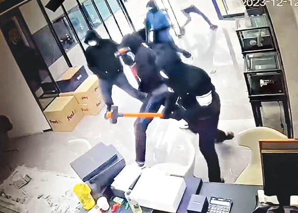 尖沙咀錶行遭4名蒙面匪徒闖入行劫。