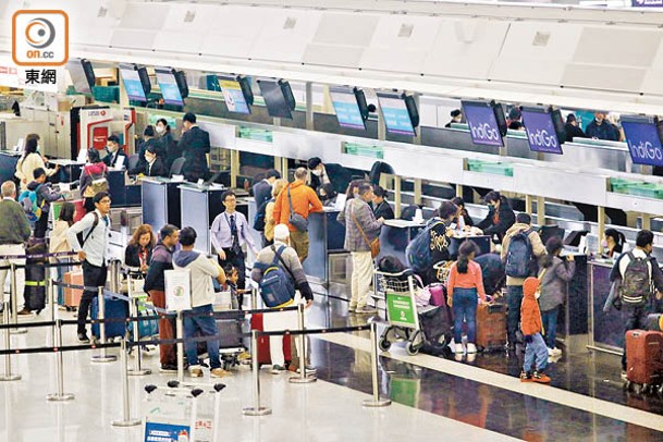 大批旅客等候辦理登機手續。（李志湧攝）