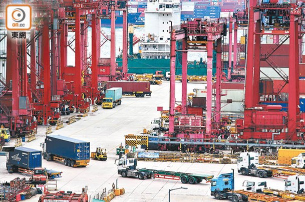 香港的貨櫃吞吐量近年持續下跌，業界認為香港要奪回世界第一的機會很渺茫。