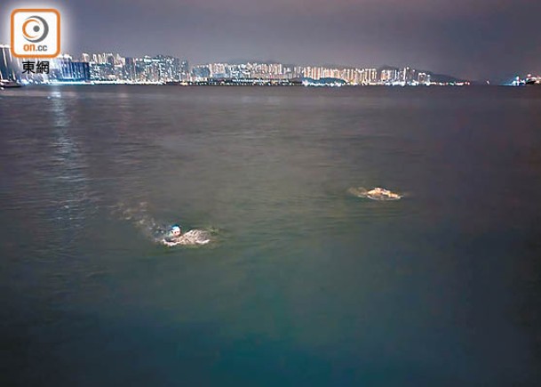 市民在紅磡海面暢泳。（沈厚錚攝）