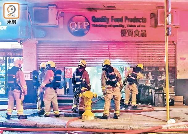 民樂街一間食品店失火，消防到場撲救。（余宏基攝）