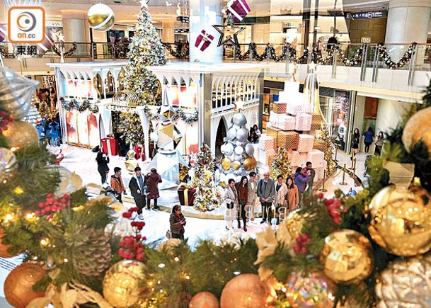 雖然有市民到商場慶祝聖誕節，但商戶形容「旺丁不旺財」。（黃仲民攝）