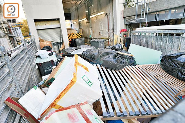 大圍城河道垃圾收集站昨日亦見垃圾堆積。（袁志豪攝）