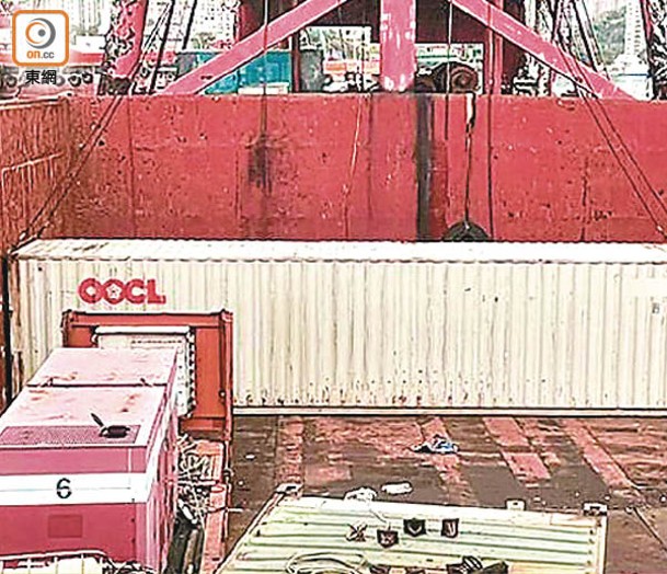 海關在躉船上的貨櫃檢獲懷疑私煙。