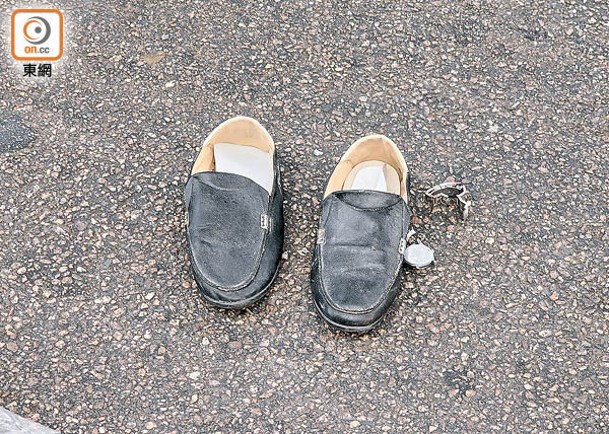紅磡：地上留下的一對皮鞋。