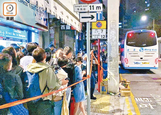 太子皇崗直通巴站系統故障，改為人手售票，乘客排長龍。（李國健攝）