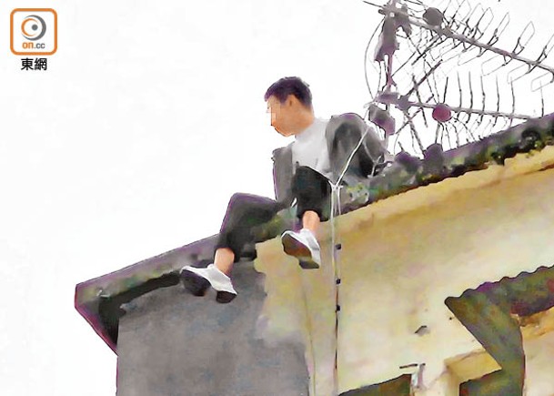情困男在唐樓天台危坐。