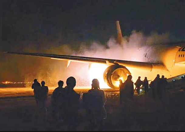 涉事日本航空客機機身後半部分率先起火。