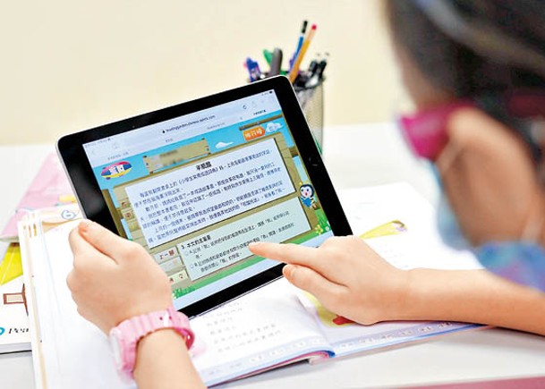 學童經常上網課、使用電子產品，不少人視力受影響。