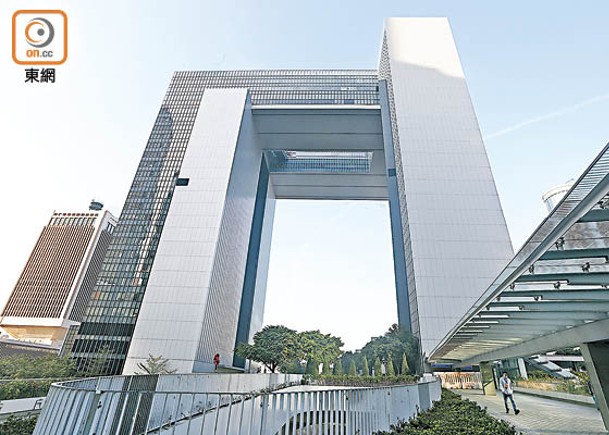 巨額財赤影響香港的財政及金融安全。