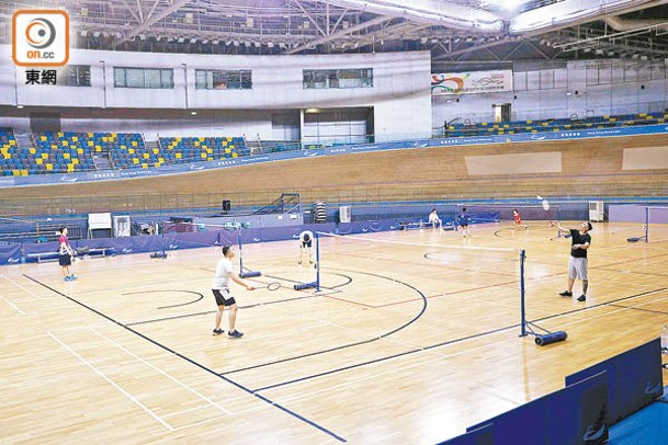 康文署轄下體育館的室內籃球場，繁忙時段場租維持每小時120元。
