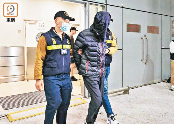 被捕本地男子帶署調查。（文健雄攝）