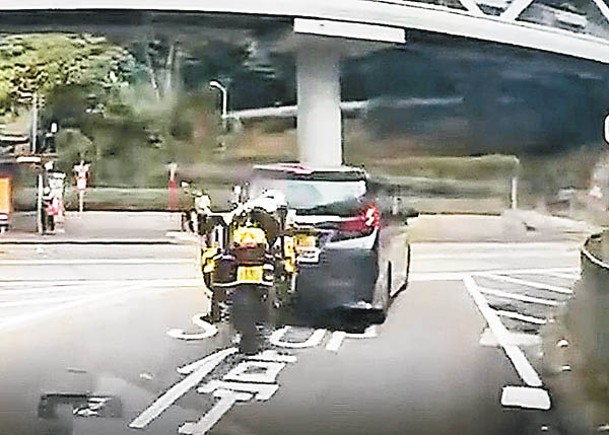 警察電單車追撞七人車。