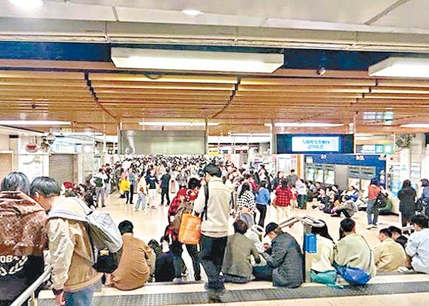 1月1日上水：大批內地旅客跨年倒數後即打算離港，大批人在港鐵站坐通宵。