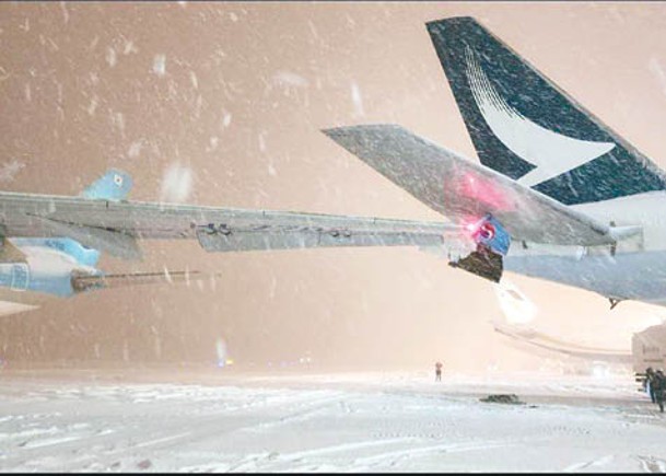 大韓航空客機左翼撞上國泰客機尾翼。（互聯網圖片）