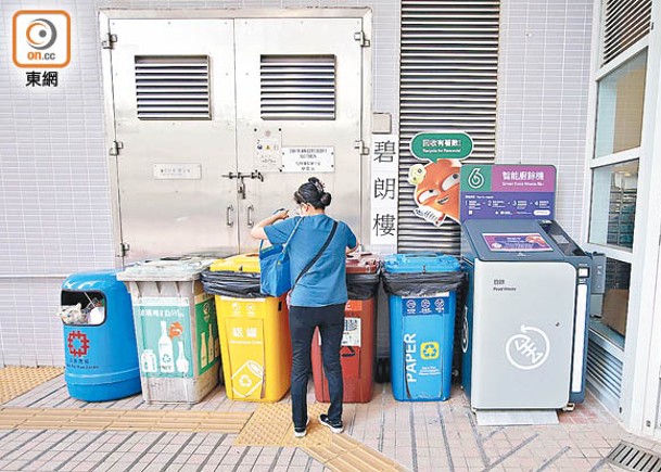 《東呼即應》日前在街上實測三色回收箱，結果發現有不少垃圾都被棄置在內。