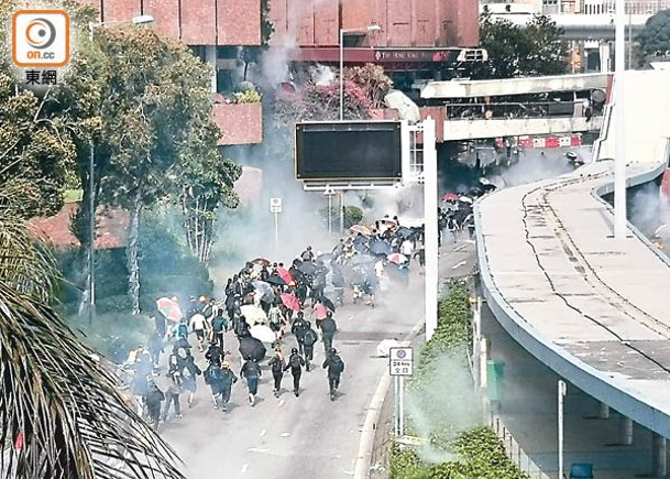 眾被告被控於2019年11月參與理大外暴動。