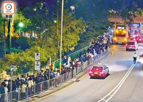 去年除夕煙花匯演後大批內地旅客滯留香港。