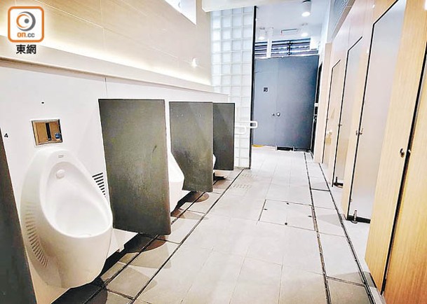 有團體倡議增設女性尿兜，圖為白石角男性公廁。