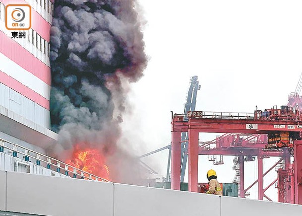 貨櫃碼頭起火  濃煙沖天