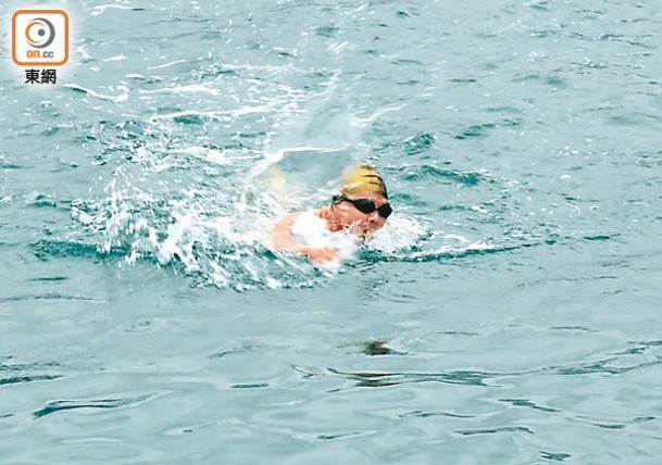紅磡：泳客陳先生昨早在攝氏5度左右的氣溫游早水。