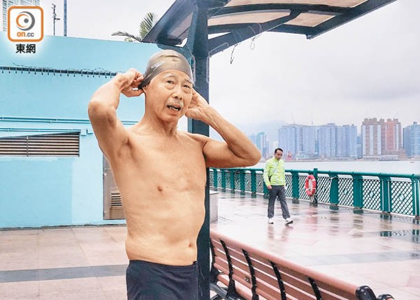 唔游唔舒服  無懼風徹骨  七旬翁堅持近50年游早水習慣