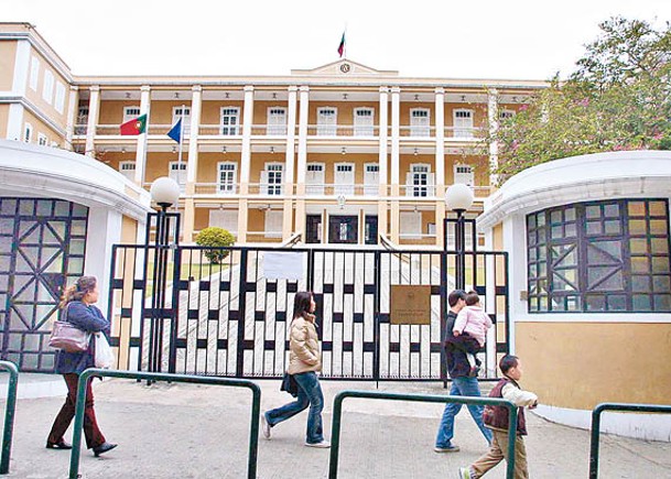 涉事港漢因申請碰壁在葡國領事館發爛渣。