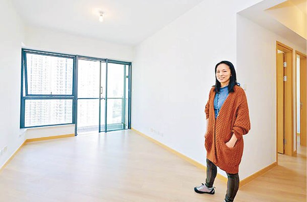 劉小姐指市建局幫業主更換全屋地板木門，為她節省不少裝修費用和時間。