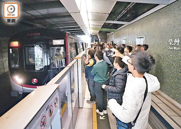 柴灣站有百多位鐵路迷等待並上車拍攝新列車。（袁志豪攝）