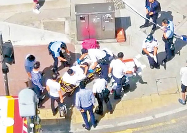 遇劫傷者被送上救護車，及後送院接受治療。