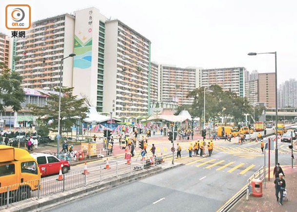 沙田沙角街與逸泰街路口為首個對角通行的試點，市民可以直接經路中心步行至對角行人路。（陳嘉傑攝）