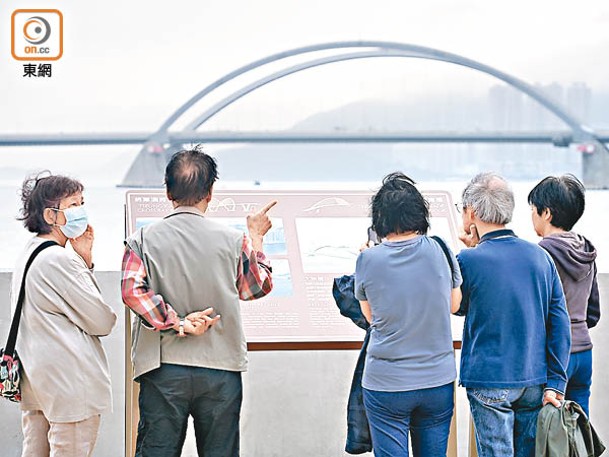 市民可於觀景台眺望將軍澳跨灣大橋。