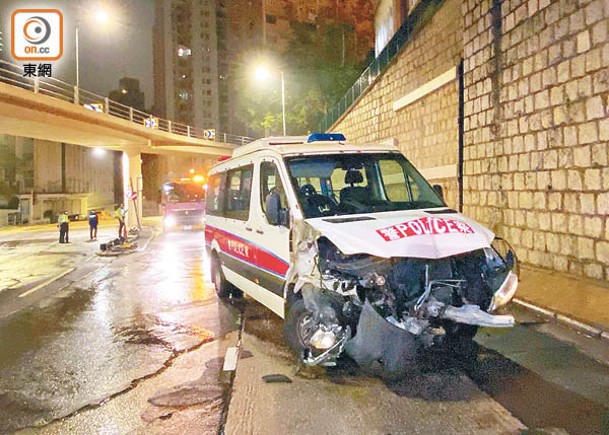 薄扶林道：日前有警車自炒，車頭損毀。