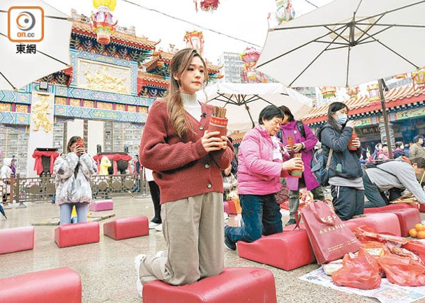 東方傳媒機構按傳統擇吉日，赴黃大仙祠為香港來年運程求籤。（黃仲民攝）