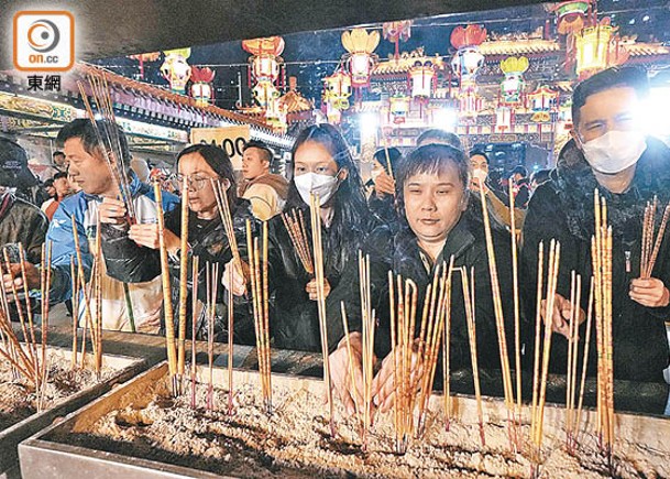 黃大仙祠：踏正子時，一眾善信即向黃大仙獻上頭炷香。（黃仲民攝）