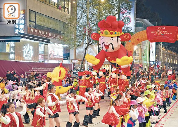 花車熱舞躍動全城  市民歡呼夾道助興