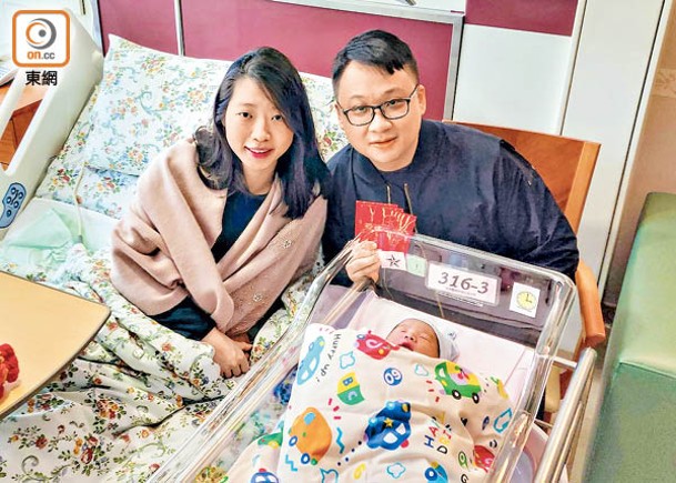 富氏夫婦誕下第一胎女兒。（張開裕攝）