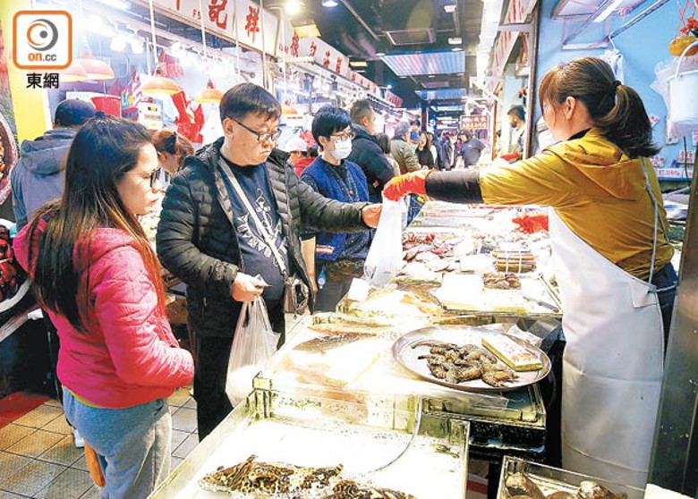 大多數市民到魚檔買生猛海鮮，例如「笑蝦蝦」。（李志湧攝）