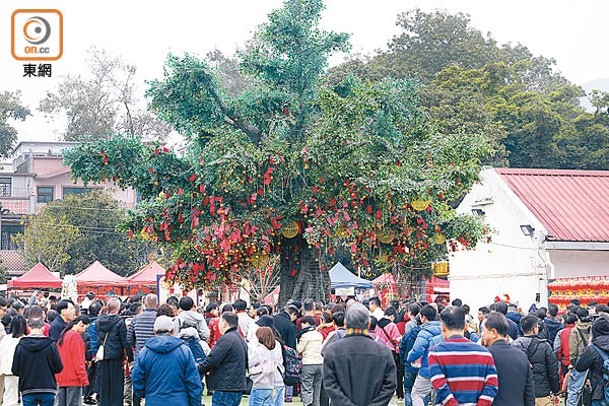 大批市民趁農曆新年往林村拋寶牒。