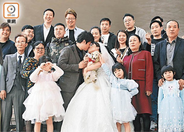 新人陳先生與太太昨日在20多名親朋好友的見證下註冊結婚。（李志湧攝）