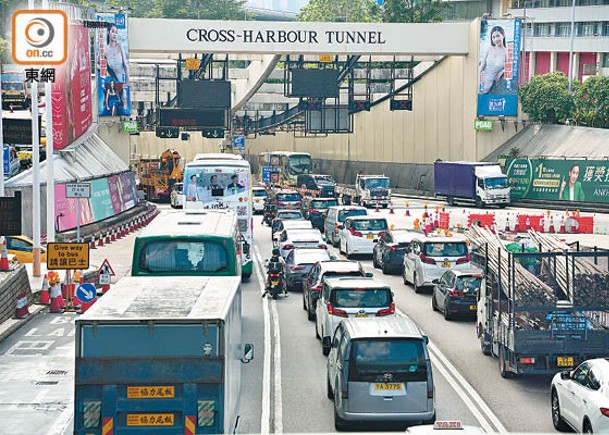 有業界人士認為，現時紅隧日間非繁忙時間的擠塞情況大有改善，過海客量上升。