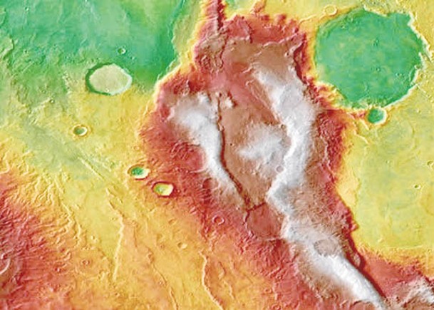 圖片顯示火星上Eridania地區複雜的地質構造與火山沉積物。