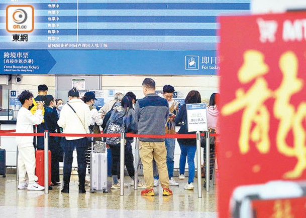 當局表示，內地8天連假期間共錄得約125.5萬人次內地遊客訪港，最多人經高鐵西九龍口岸入境。