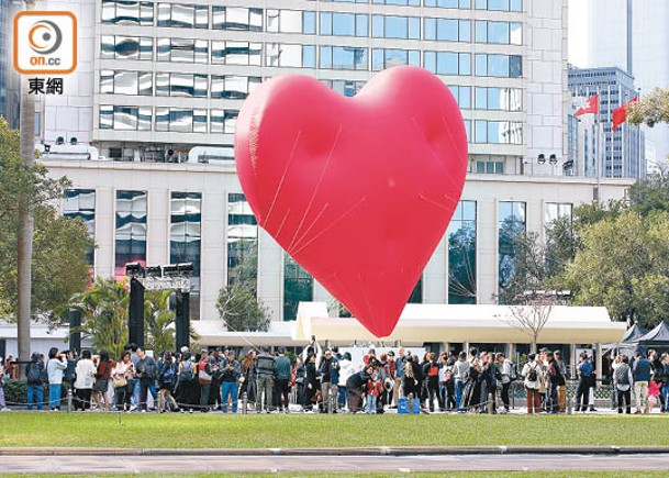 「Chubby Hearts Hong Kong」受遊客及市民歡迎，首3日總參觀人次超過20萬。