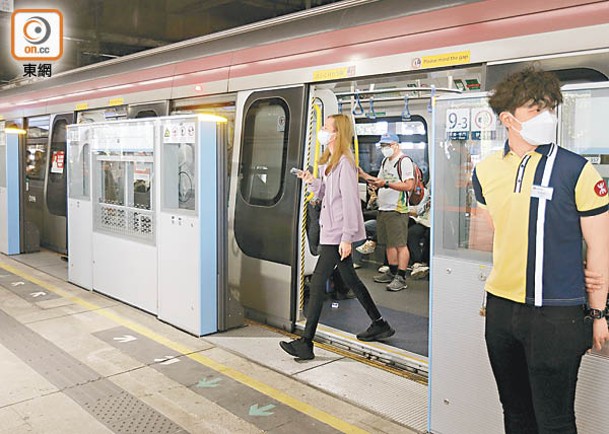 港鐵東鐵綫已陸續在月台安裝自動閘門。